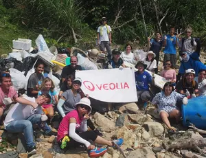 Veolia Beach clean up group photo