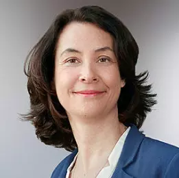 必威官方首页官网电话查询号码首席执行官埃斯特尔·柏莲诺照片_2025.08.01